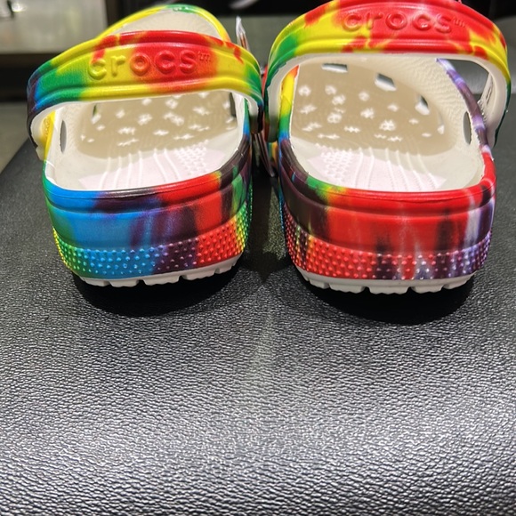 ☆NEW☆ Crocs Unisex Classic Tye Dye Graphic Clogs - Picture 4 of 5
